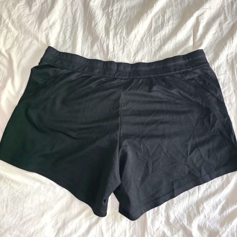 NIKE Black Shorts L
